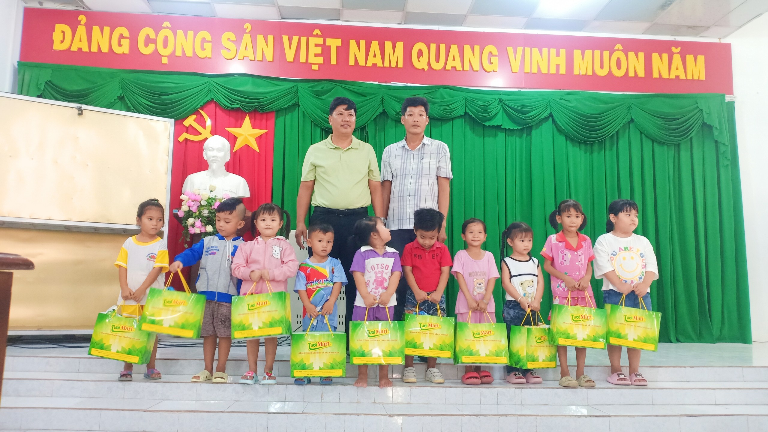 Trung thu cho trẻ em nghèo và trẻ em có hoàn cảnh khó khăn
